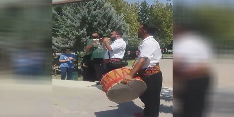 Direksiyon sınavını geçen eşini davul zurnayla karşıladı