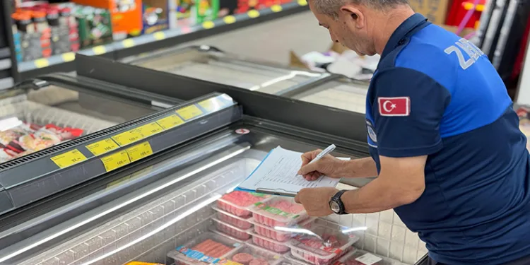 Zabıta ekiplerinden zincir marketlere denetim