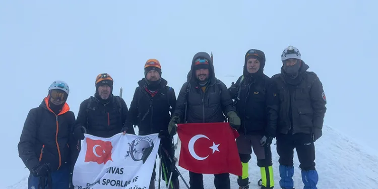 Sivaslı dağcılar Ağustos ayında 5 bin 137 metrede tipiye yakalandı