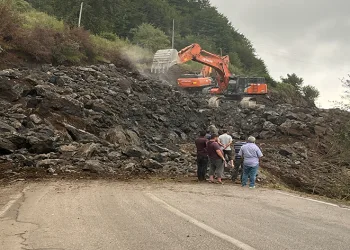 Yol çalışmasında orantısız patlatılan dinamit, 8 saat trafiğe kapattı