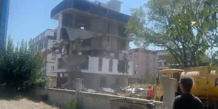 Atakum’da kaçak yapı yıkıldı