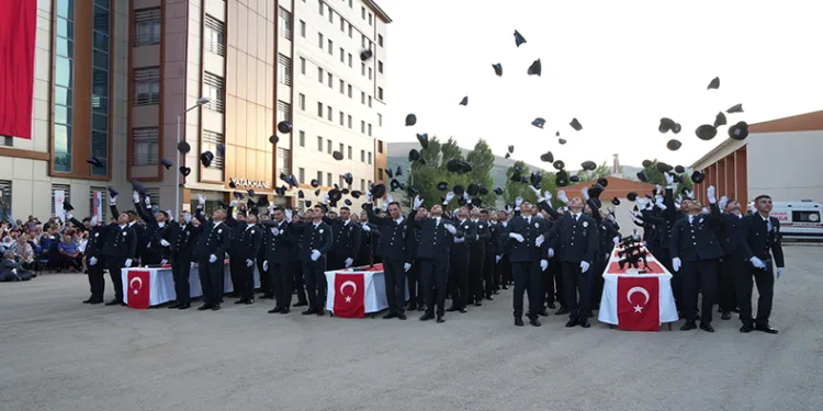 Bayburt’ta 171 polis adayı mezun oldu