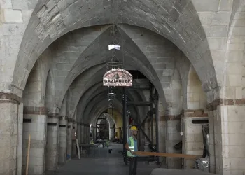 Depremde hasar gören asırlık Zincirli Bedesten restore ediliyor