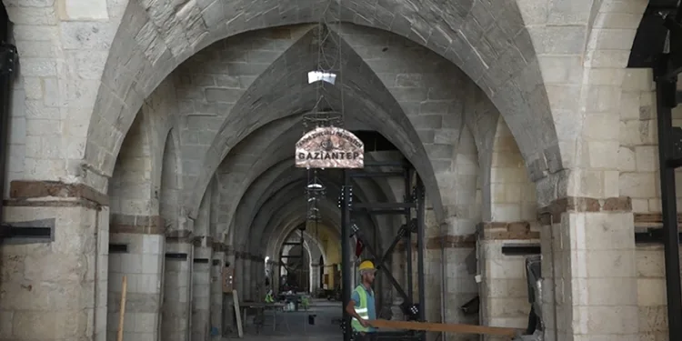 Depremde hasar gören asırlık Zincirli Bedesten restore ediliyor