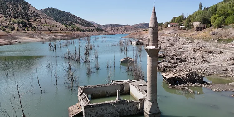 Eski köy 20 yıl sonra gün yüzüne çıktı