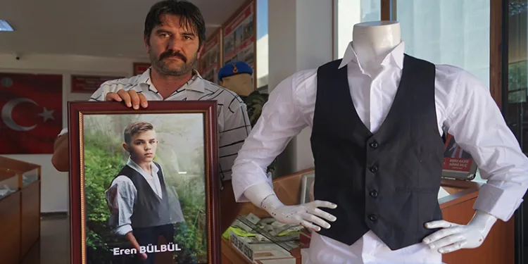 Şehit Eren Bülbül’ün kıyafetleri müzede sergileniyor