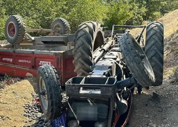 Tarla dönüşü traktör devrildi: 1’i ağır 6 yaralı
