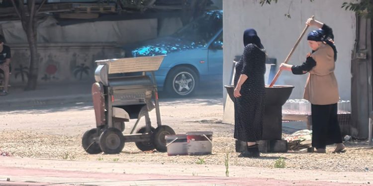 Bursa’da bir çocuk elini salça makinesine kaptırdı