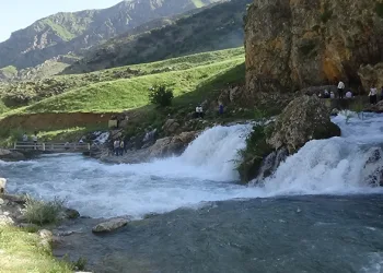 Doğa harikası su kaynağı ziyaretçilerini ağırlıyor