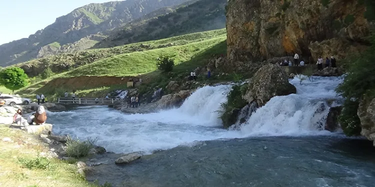 Doğa harikası su kaynağı ziyaretçilerini ağırlıyor
