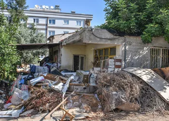 2 evden 12 kamyon çöp çıkarıldı