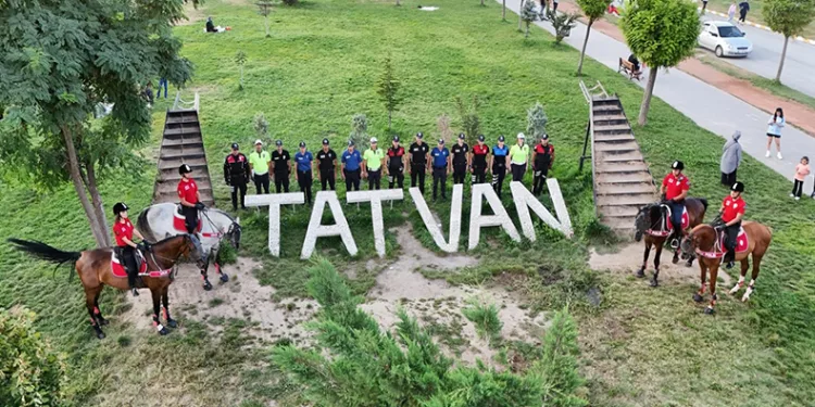 Atlı birlikler Tatvan sahilinde devriye attı