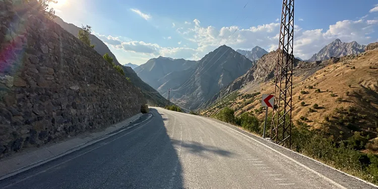 Irak sınırında istinat duvarı çalışması devam ediyor