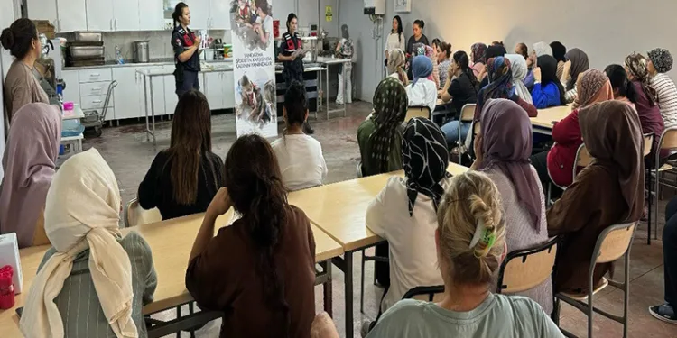 Malatya’da jandarma ekipleri KADES uygulamasını tanıttı