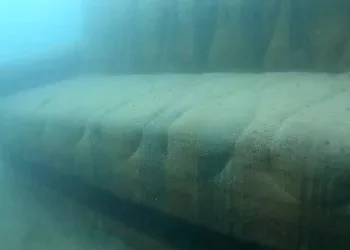 Keban Baraj Gölü’den kanepe çıkarıldı