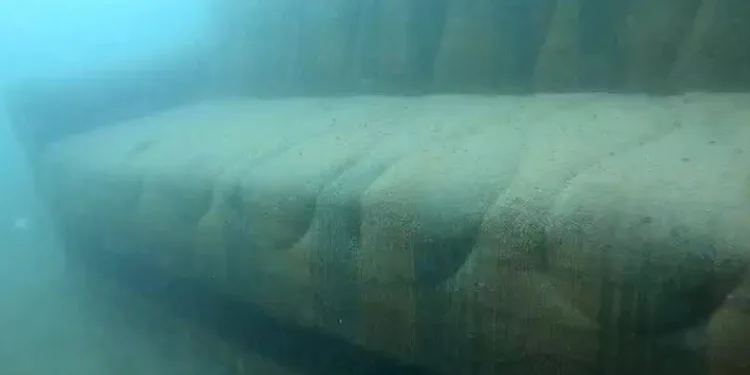 Keban Baraj Gölü’den kanepe çıkarıldı