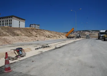 Asfalt işçileri 180 dereceyi aşan sıcaklıkta çalışıyor