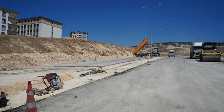 Asfalt işçileri 180 dereceyi aşan sıcaklıkta çalışıyor