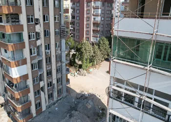 Adana’da orta hasarlı binalarda yıkım işlemi sürüyor