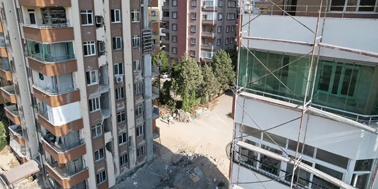 Adana’da orta hasarlı binalarda yıkım işlemi sürüyor