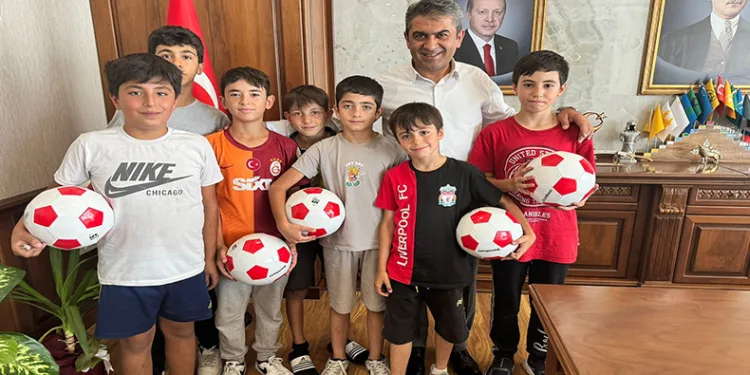 Parkta topları kesilen çocuklar soluğu belediyede aldı