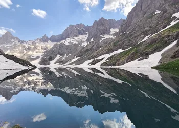 Türkiye’nin en büyük buzul gölüne doğa yürüyüşü