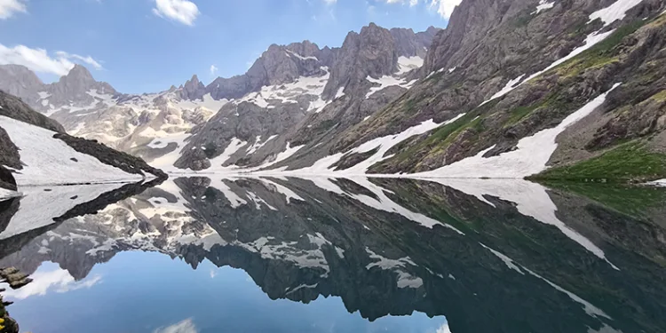 Türkiye’nin en büyük buzul gölüne doğa yürüyüşü
