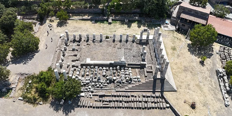Apollon Smintheus Tapınağı’nda 1700 yıllık mezar bulundu