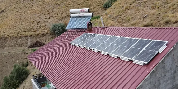 10 yıldır elektriğini kendisi üretiyor