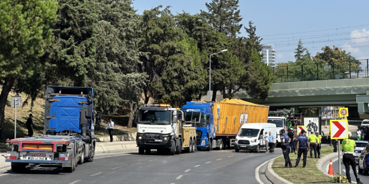 Bakırköy’de alt geçide çarpan tır vinç yardımıyla kaldırıldı