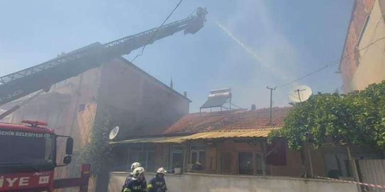 Müstakil evde çıkan yangın paniğe neden oldu