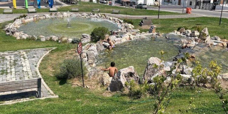 Sıcaktan bunalan çocuklar süs havuzuna girdi