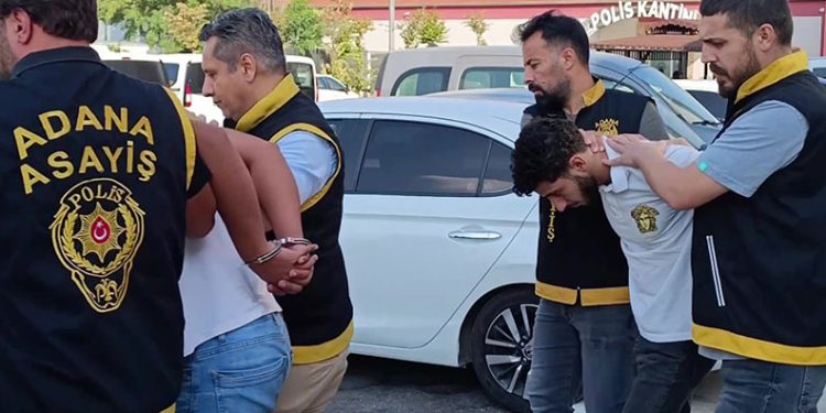 Hırdavatçıya silahlı saldırı anı kameralarda