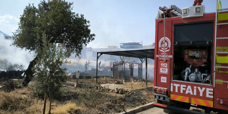 Yerleşim alanlarına yakın noktada çıkan örtü yangını korku yaşattı