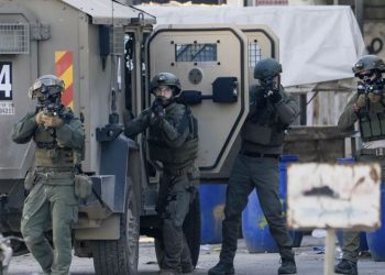 İsrail askerleri, Filistinlilerin bedenlerini attı