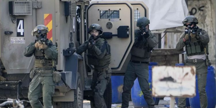 İsrail askerleri, Filistinlilerin bedenlerini attı