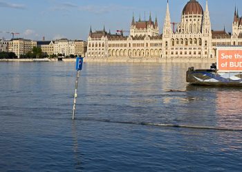 Macaristan’da sel suları parlamento binasına ulaştı
