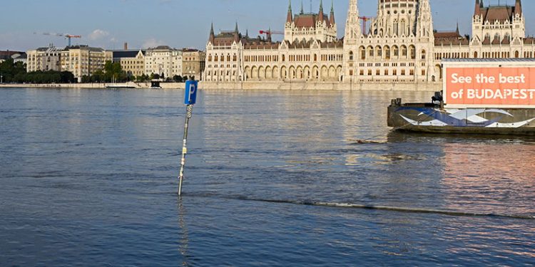Macaristan’da sel suları parlamento binasına ulaştı
