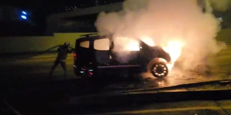 Bursa’da refüje dalan sürücünün aracı alev topuna döndü