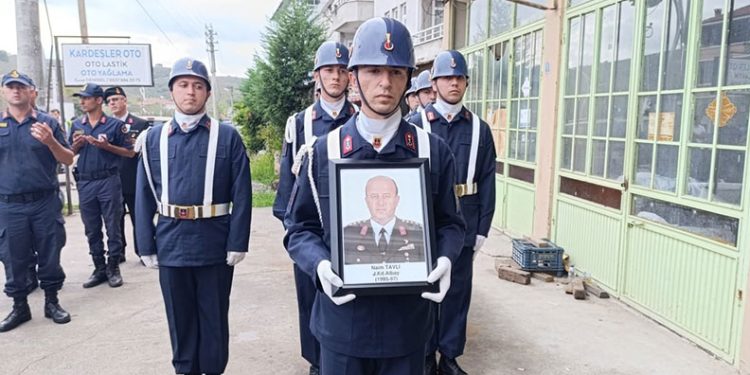 Oğlunun nişanında kalp krizi geçirerek hayatını kaybeden Albay Tavlı toprağa verildi