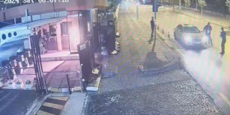 Polis memurunun Heimlich manevrası ile vatandaşı kurtardı