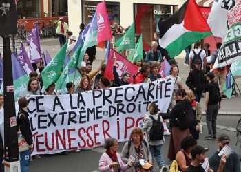 Fransa’da binlerce kişiden hükümet karşıtı gösteri