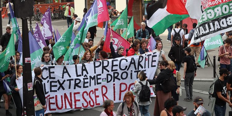 Fransa’da binlerce kişiden hükümet karşıtı gösteri