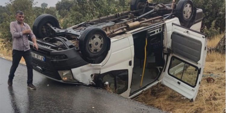Mardin’de minibüs devrildi: 7 kişi yaralandı