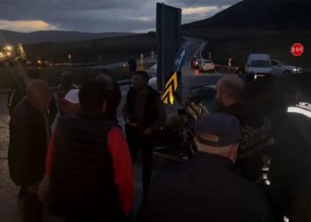 Çıldır’da iki otomobil kafa kafaya çarpıştı: 8 yaralı