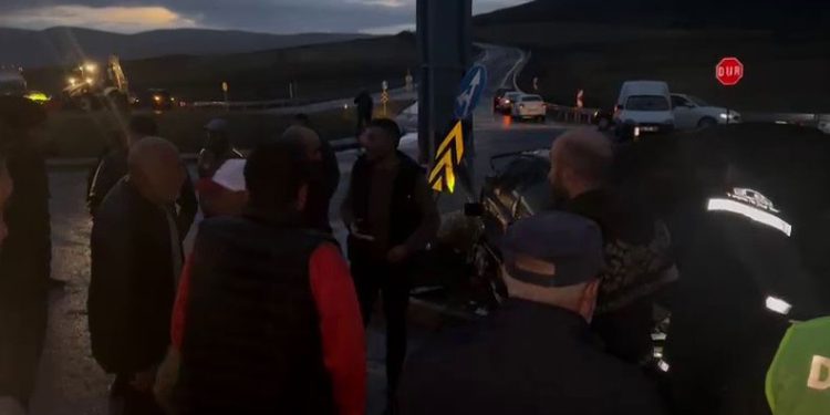 Çıldır’da iki otomobil kafa kafaya çarpıştı: 8 yaralı