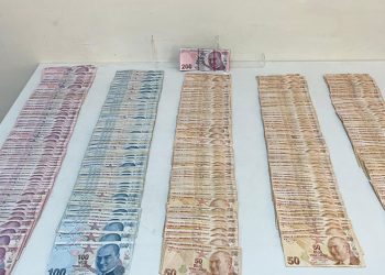 Çaldıkları paralar pamuk dolu yastıktan çıkan pişkin hırsız gazeteciye böyle cevap verdi: ‘Belki seni de soyarız’