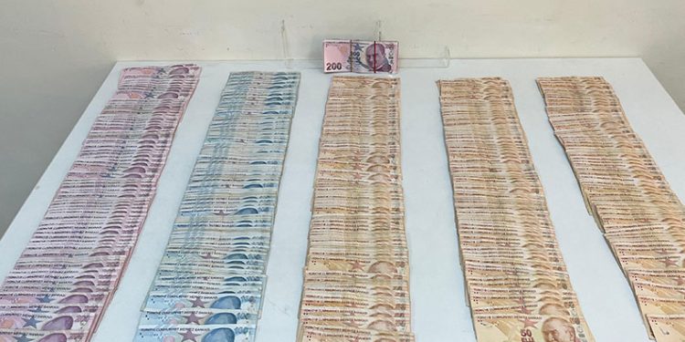 Çaldıkları paralar pamuk dolu yastıktan çıkan pişkin hırsız gazeteciye böyle cevap verdi: ‘Belki seni de soyarız’