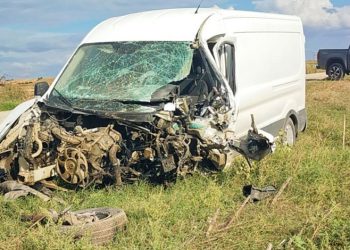 Kazada minibüs hurdaya döndü