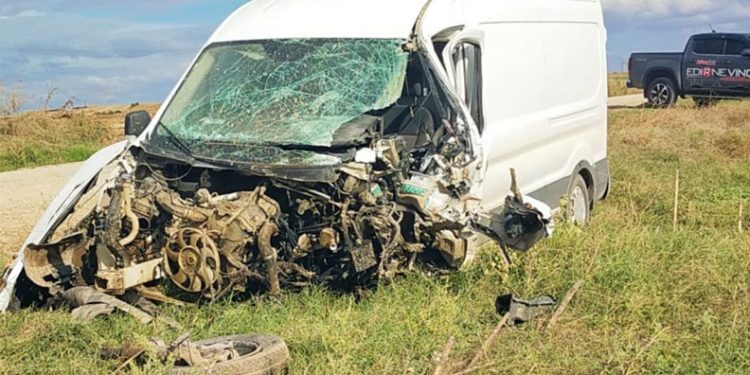 Kazada minibüs hurdaya döndü